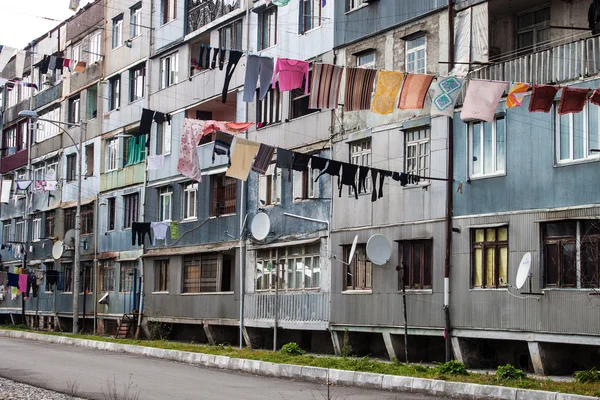 Evlerin arasında asılı Çamaşırhane — Stok fotoğraf