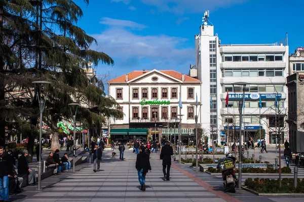 People walk on a pedestrian zone in Trabzon — Stock Photo, Image