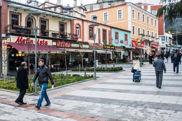 Menschen gehen in einer Fußgängerzone in Trabzon — Stockfoto