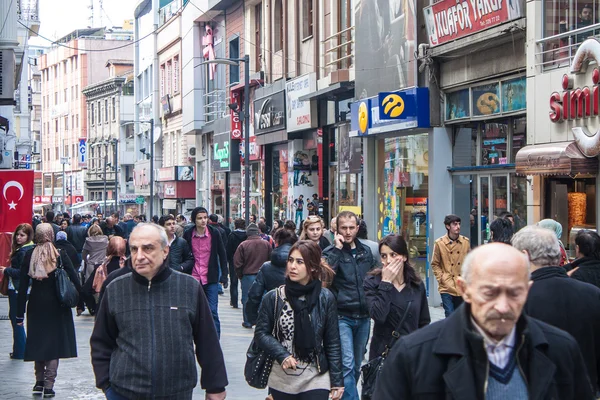 La gente camina en una zona peatonal en Trabzon —  Fotos de Stock