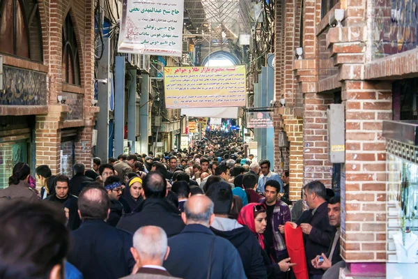 Mensen in centrale bazaar in Teheran — Stockfoto