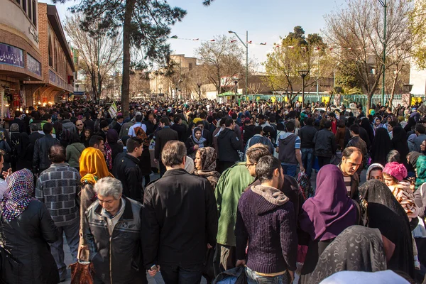 Menschen gehen in Teheran durch eine Fußgängerzone — Stockfoto