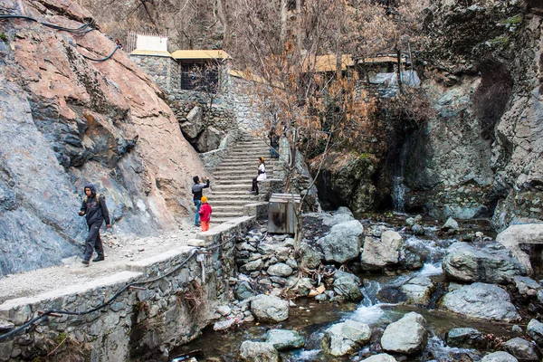 Les gens visitent les montagnes dans le quartier Darband à Téhéran — Photo