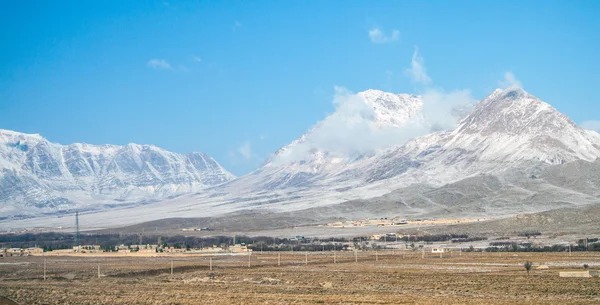 Montañas cubiertas de nieve en Irán central — Foto de Stock