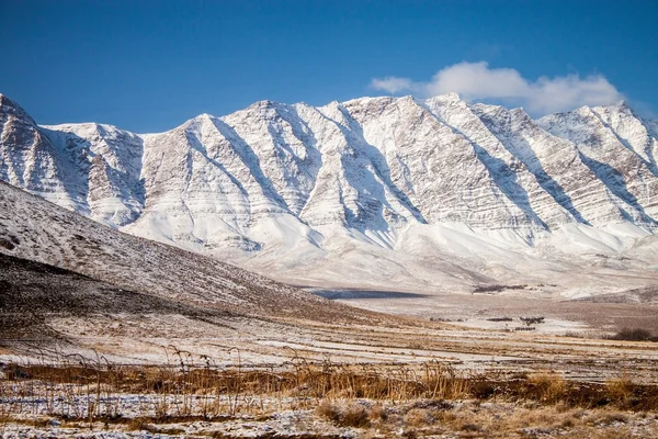 Salju menutupi pegunungan di Iran tengah — Stok Foto