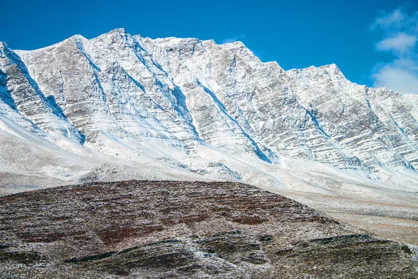 Montañas cubiertas de nieve — Foto de Stock