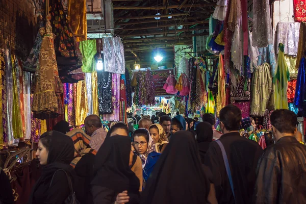 Pessoas em bazar — Fotografia de Stock