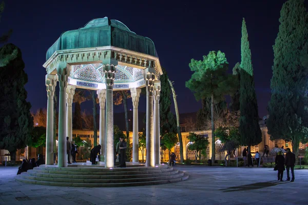 People visit tomb of poet Hafez