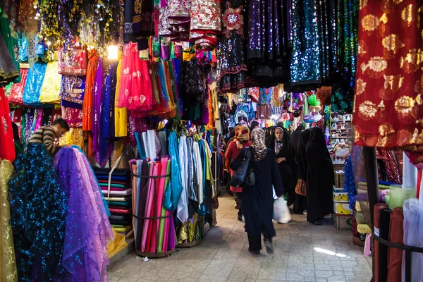 Persone in bazar — Foto Stock