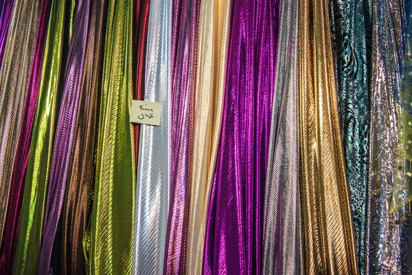 在集市上的彩色织物 — 图库照片