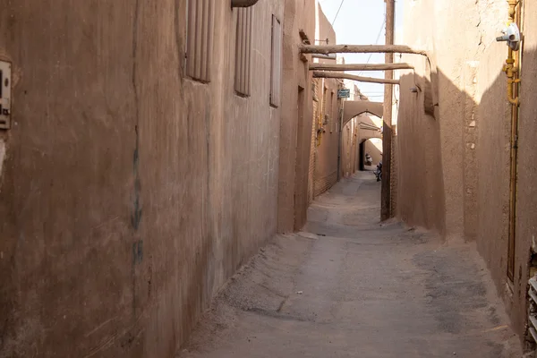 Tipikus, szűk sikátorba yazd városában — Stock Fotó