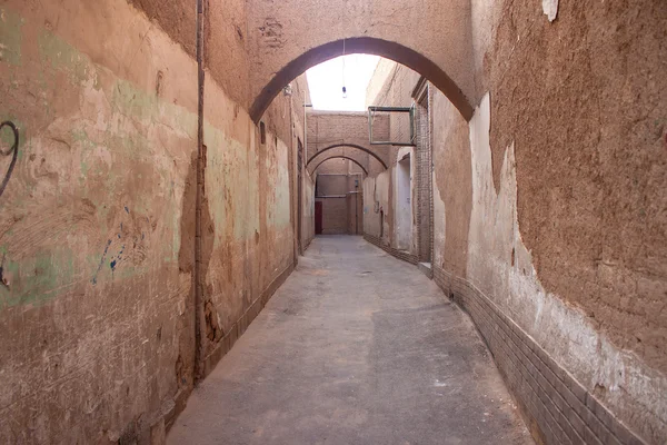 Callejón estrecho típico de Yazd — Foto de Stock