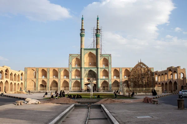 Oamenii se odihnesc în fața complexului Amir Chakhmaq din Yazd — Fotografie, imagine de stoc