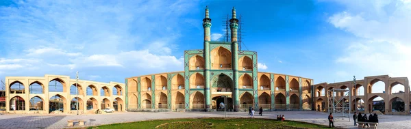 People rest in front of Amir Chakhmaq Complex — Stock Photo, Image