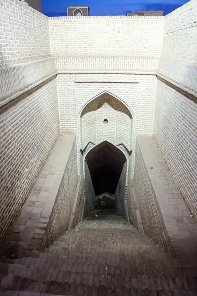 Ingang naar een een ondergrondse aquaduct in yazd — Stockfoto