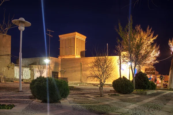 Vista notturna di una piccola piazza a Yazd — Foto Stock