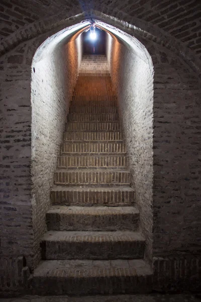 Ingången till en en underjordisk akvedukten i yazd — Stockfoto