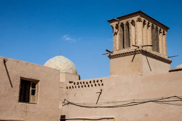 ヤズドの伝統的な日干しの建物の 1 つ — ストック写真