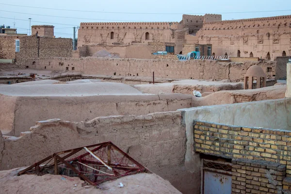 Case in adobe tradizionali in rovina a Yazd — Foto Stock