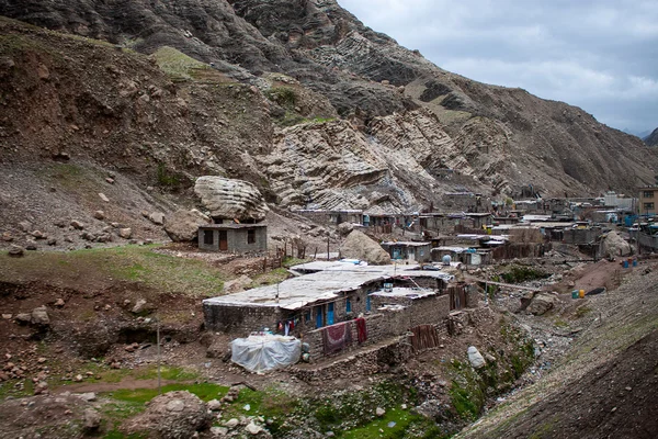 Villaggio nelle montagne di Zardkouh — Foto Stock