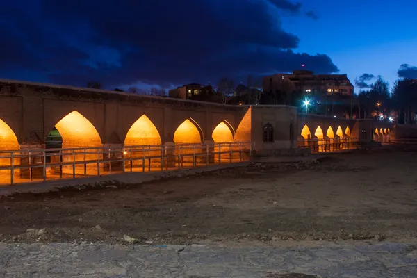 Vue de nuit du pont de Chubi à Ispahan — Photo