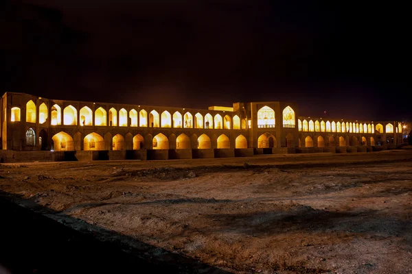 Vista notturna del ponte di Khajoo a Esfahan — Foto Stock