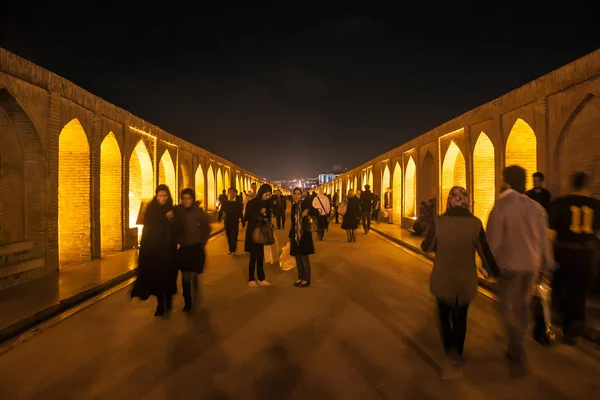 Les gens marchent le long du pont Si-o-se — Photo