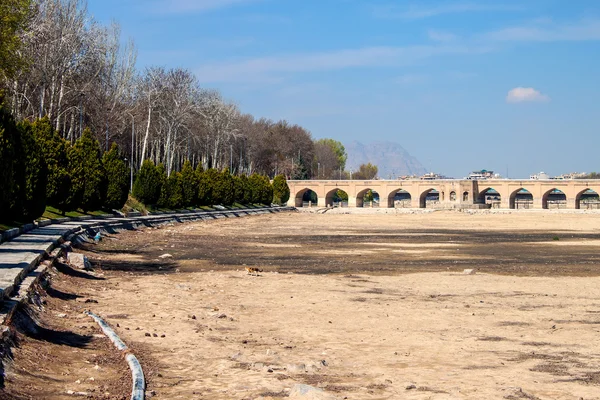 Vista del lecho seco del río y el puente de Chubi en Esfahán —  Fotos de Stock