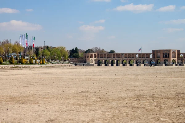 Vista del lecho seco del río y el puente de Khajoo —  Fotos de Stock