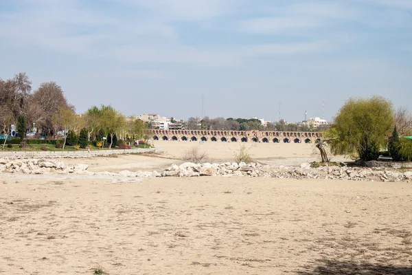 イスファハンの乾燥した川ベッドおよび si o se 橋の眺め — ストック写真