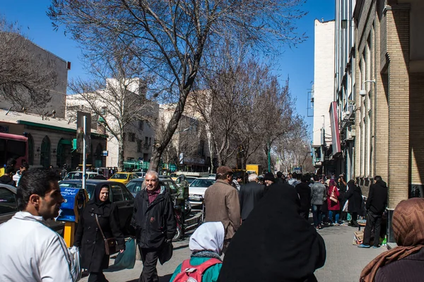 Insanların bir sokakta Tebriz üzerinde yürümek. — Stok fotoğraf