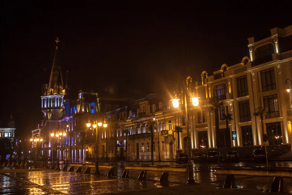Vista nocturna de una calle en Batumi — Foto de Stock