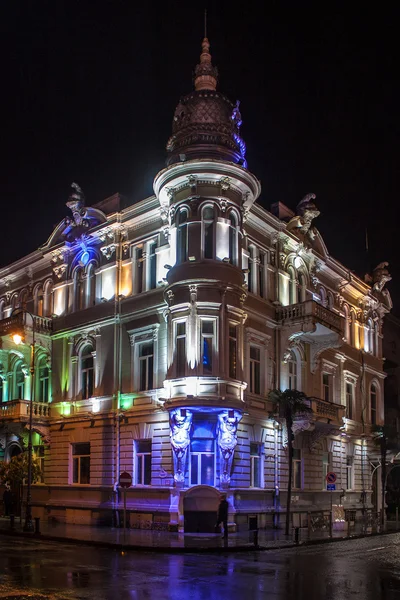 Vista nocturna de una casa en Batumi — Foto de Stock