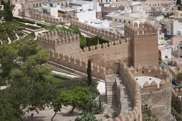 Murs d'une ancienne forteresse Alcazaba — Photo