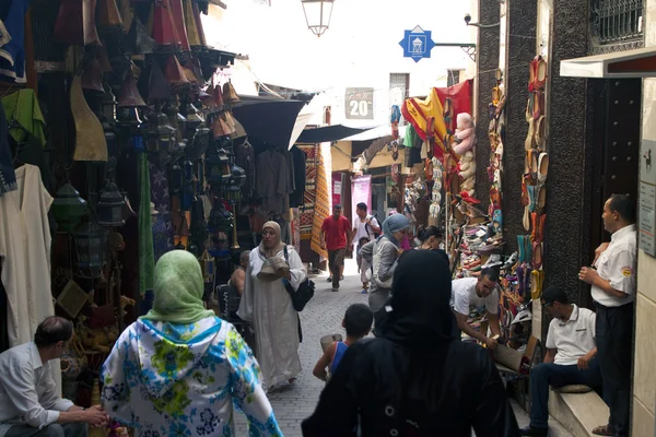 Gente en un mercado callejero — Foto de Stock