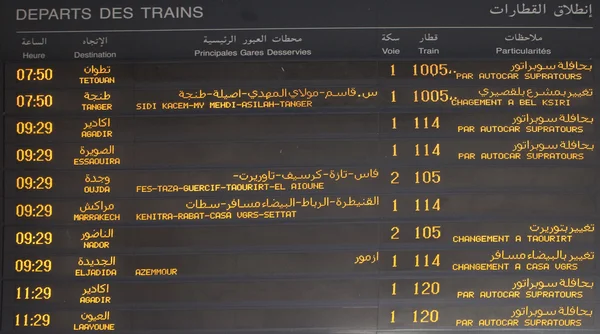 Uma tabela de horários em uma estação de trem — Fotografia de Stock