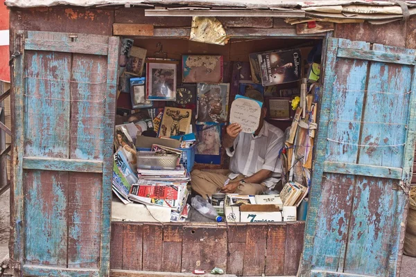 マラケシュの正体不明の本や雑誌の売り手 — ストック写真