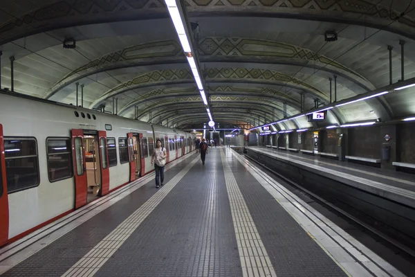 Estação de metro de viajantes de bilhete mensal im — Fotografia de Stock