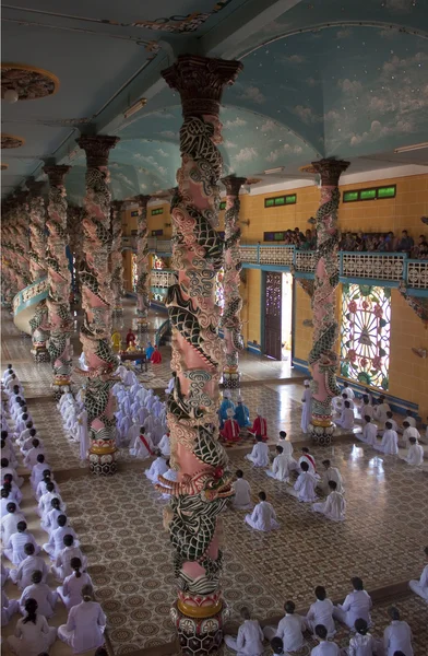 Religieuze ceremonie in de cao dai tempel — Stockfoto