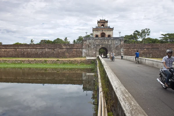 Tráfico en un puente sobre foso de ciudadela — Foto de Stock