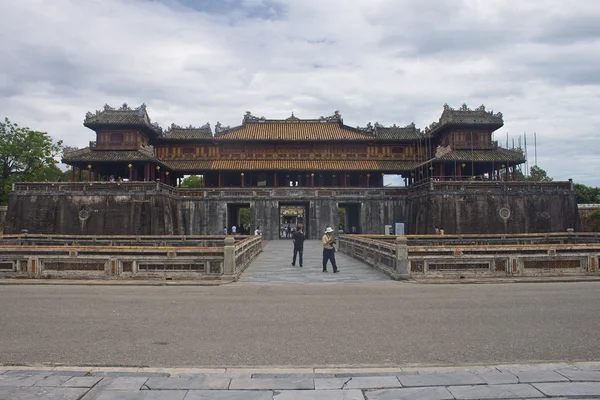 Touristes en police d'une porte principale de la Citadelle à Hue — Photo