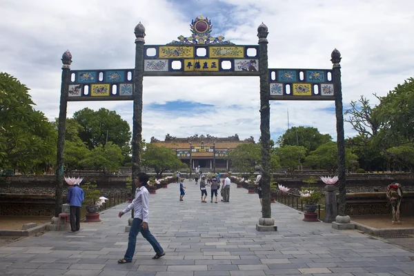 Tourists in Citadel, Hue — Stock Photo, Image
