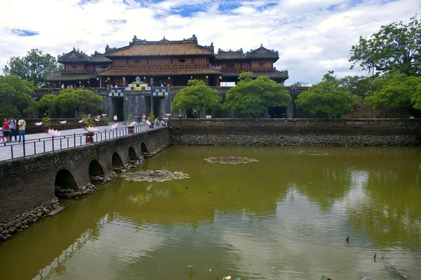 Tourists in Citadel in Hue — Stock Photo, Image