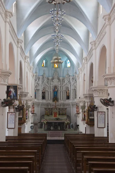 Interiören i en kyrka i kenh ga by — Stockfoto