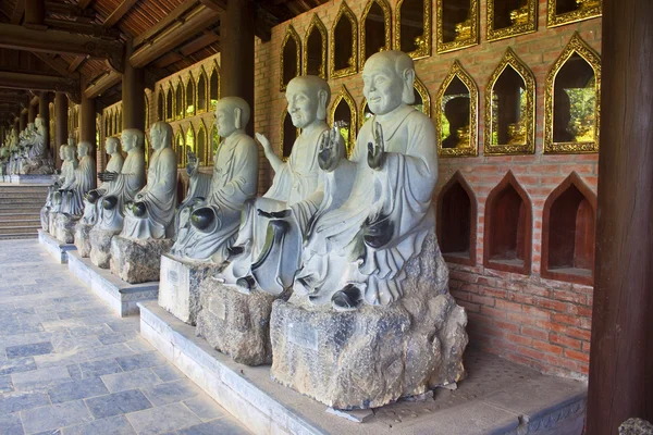 Buddha bilder i bai dinh tempel — Stockfoto