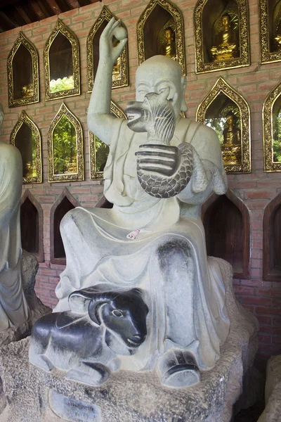 Obrazy Buddy w świątyni dinh bai — Zdjęcie stockowe