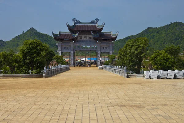 Porte au temple de Bai Dinh — Photo