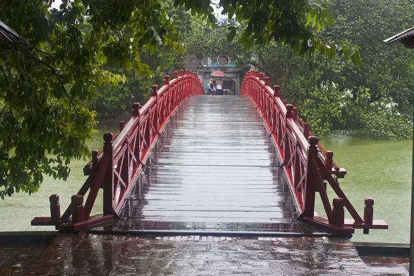 Κόκκινο γέφυρα στη λίμνη hoan kiem — Φωτογραφία Αρχείου