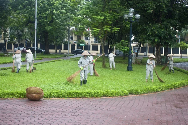 Les travailleurs nettoient un parc — Photo