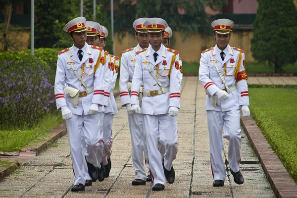 Cambiare le guardie al mausoleo di Ho Chi Minh — Foto Stock
